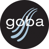 Ein schwarzer Kreis mit dem Wort "goba" in weißen Kleinbuchstaben und drei geschwungenen blauen Linien, die an Wellen erinnern, hinter dem Text.