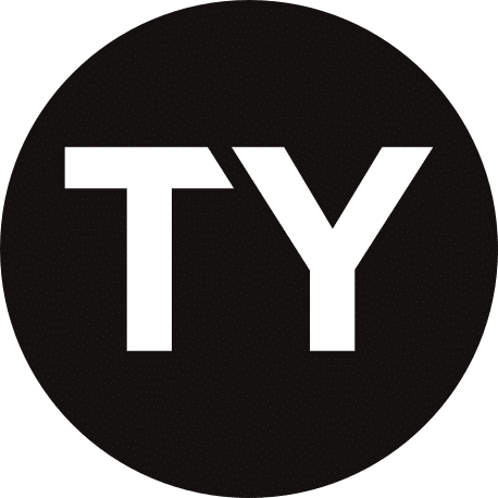 Ein schwarzer Kreis mit den fetten, weißen Großbuchstaben "TY" in der Mitte.