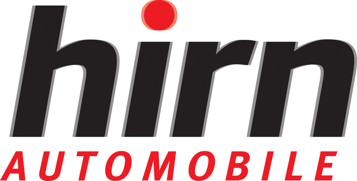 Logo für "hirn AUTOMOBILE". Das Wort "hirn" steht in fetten schwarzen Kleinbuchstaben mit einem roten Punkt über dem "i". Darunter steht in roten Großbuchstaben "AUTOMOBILE". Der Hintergrund ist weiß.