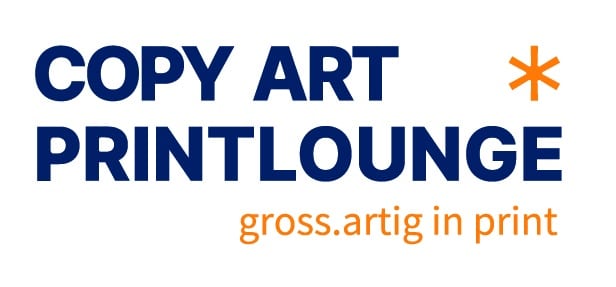 Logo mit dunkelblauem Text "COPY ART PRINTLOUNGE" und einem orangefarbenen Sternchen. Darunter steht in kleinerer oranger Schrift "gross.artig in print". Der Hintergrund ist weiß.