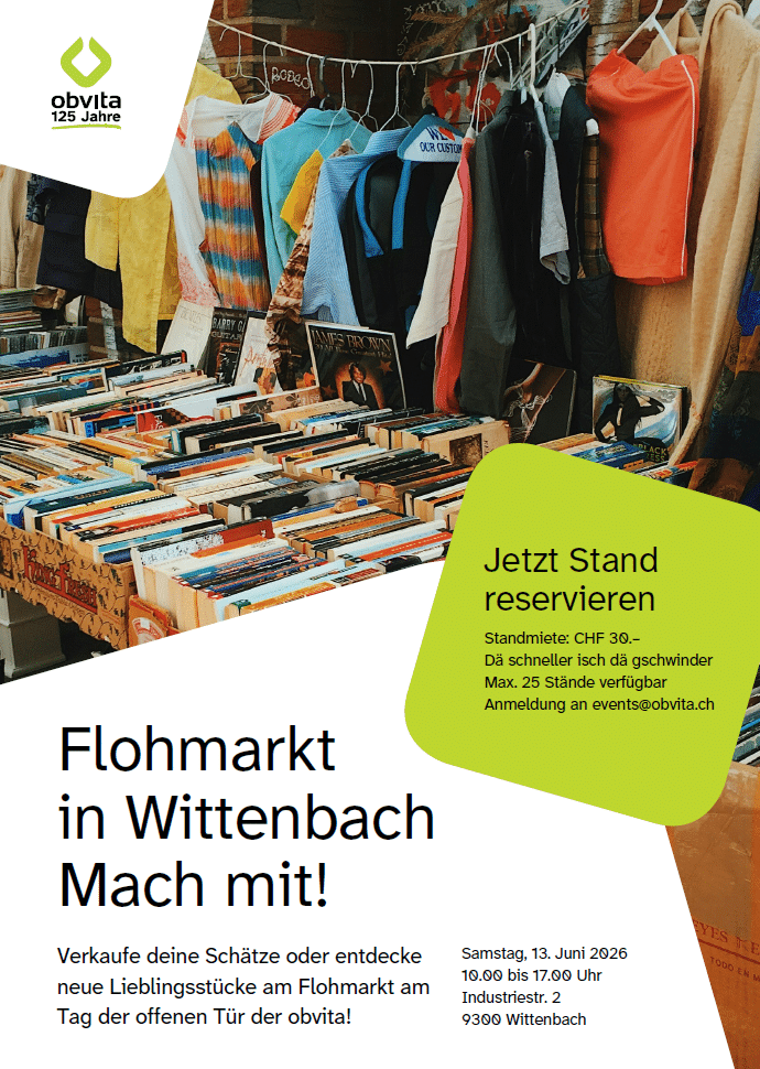 Kleidung und Accessoires auf Ständern und Tischen auf einem Flohmarkt. Der Werbetext lädt zur Teilnahme am Wittenbacher Flohmarkt ein und enthält Angaben zur Reservierung eines Stands sowie zu Datum und Ort der Veranstaltung.