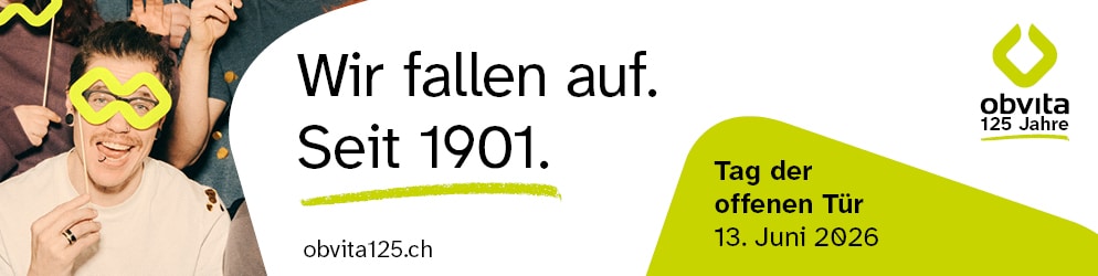 Eine Gruppe von Menschen lächelt und hält gelbe Requisiten. Der Text lautet: "Wir fallen auf. Seit 1901" und kündigt einen Tag der offenen Tür zum 125-jährigen Bestehen von obvita am 13. Juni 2026 an. obvita-Logo und Website sind ebenfalls zu sehen.