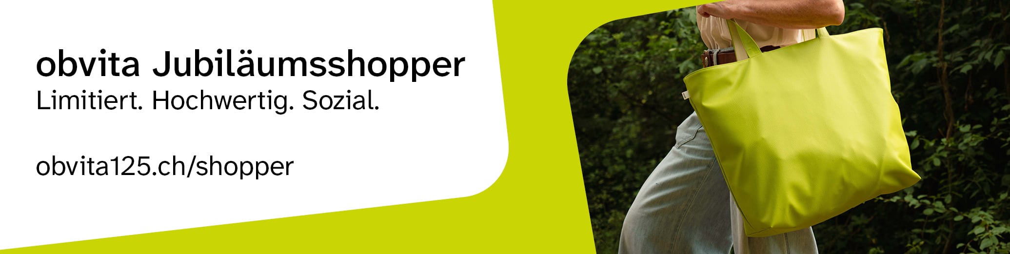 Eine Person, die eine große, hellgrüne Tragetasche an ihrer Seite hält; der Text auf der linken Seite lautet „obvita Jubiläums-Shopper. Limitiert. Hochwertig. Sozial.“ sowie „obvita125.ch/shopper“ auf weiß-grünem Hintergrund.
